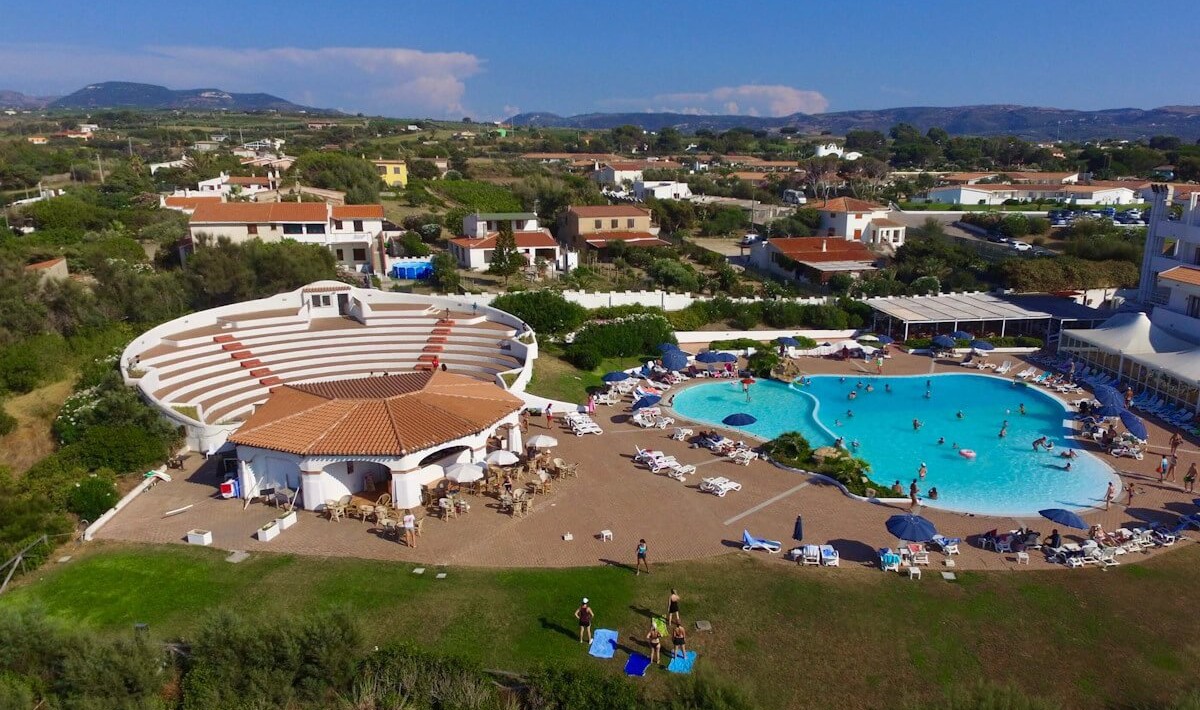 Futura Style Acqua di Mare Resort - Anfiteatro e piscina della struttura visti dall'alto