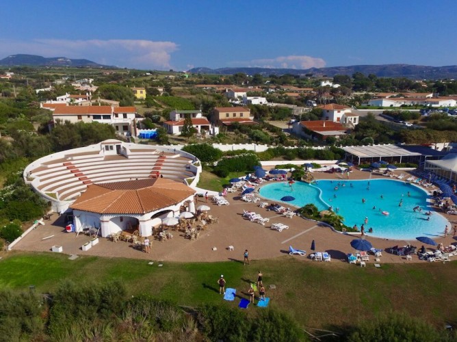 Futura Style Acqua di Mare Resort - Anfiteatro e piscina della struttura visti dall'alto