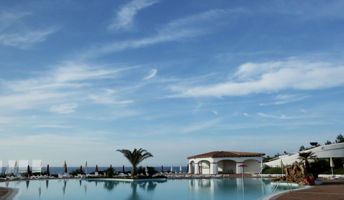 Futura Style Acqua di Mare Resort - Piscina esterna attrezzata con ombrelloni e lettini