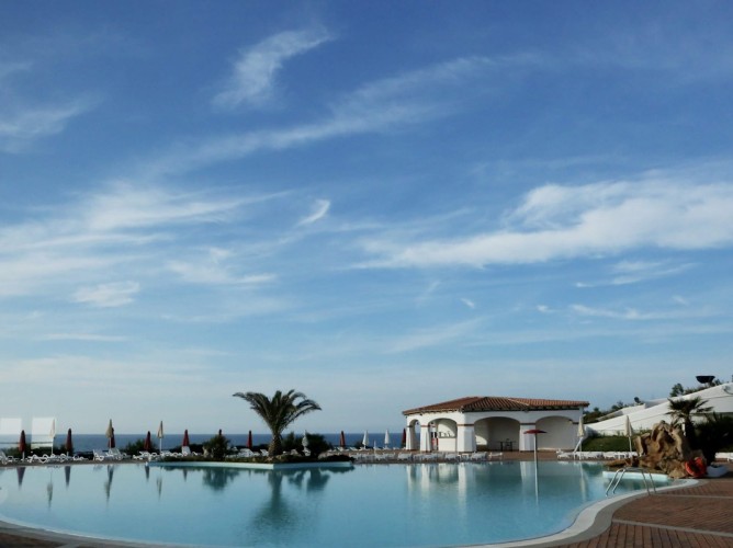 Futura Style Acqua di Mare Resort - Piscina esterna attrezzata con ombrelloni e lettini