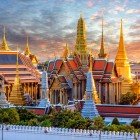 Veduta del Grande Palazzo e del tempio Wat Phra Kaew al tramonto, Bangkok, Thailandia