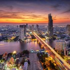 Lo skyline di Bangkok al tramonto è uno degli spettacoli più affascinanti della capitale thailandese, lungo il fiume Chao Phraya e i moderni edifici la città si tinge di sfumature dorate e rosate.