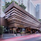 Il Mercure Bangkok Sukhumvit 11 4* (valutazione 4,6 su 5) si trova nella vivace Soi 11, vicino alla BTS Nana, circondato da ristoranti, bar, shopping e attrazioni tra le più amate di Bangkok