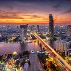 Lo skyline di Bangkok al tramonto è uno degli spettacoli più affascinanti della capitale thailandese, lungo il fiume Chao Phraya e i moderni edifici la città si tinge di sfumature dorate e rosate.