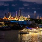 Crociera sul fiume Chao Phraya della nave "Wonderful Pearl" sullo sfondo notturno il Gran Palazzo Reale, il Tempio del Buddha di Smeraldo, oltre alla Sala del Trono Chakri Maha Prasat.