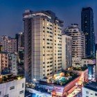 Mercure Bangkok Sukhumvit 11 ☆☆☆☆ (valutazione 4,6 su 5) nella vivace Soi 11, vicino alla BTS Nana, tra ristoranti, bar, shopping e attrazioni tra le più amate di Bangkok