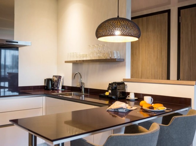 Adagio Amsterdam City South - La cucina del Junior Apartment Adagio Amsterdam City South è funzionale e confortevole, dotata di elettrodomestici moderni, ideale per soggiorni brevi o prolungati in totale autonomia.