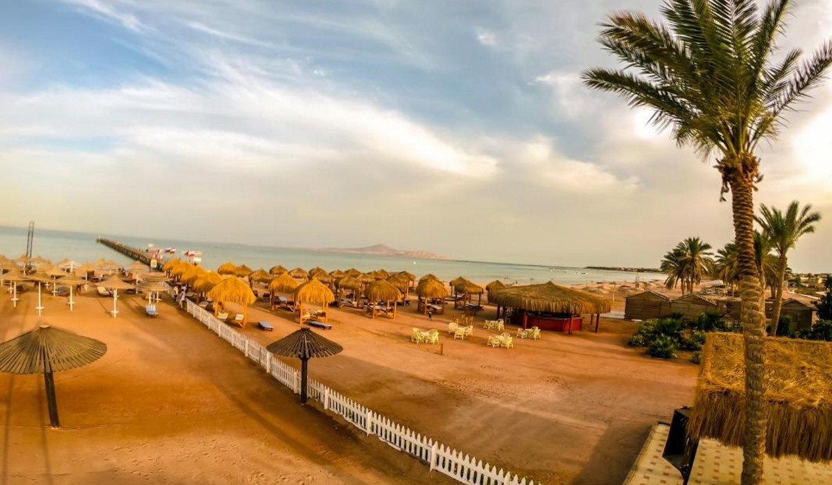 Royal Regency Club - Ultra All Inclusive - Royal Regency Club, vista della bellissima spiaggia di fine sabbia dorata, attrezzata con gazebo in legno dai tetti in paglia naturale.