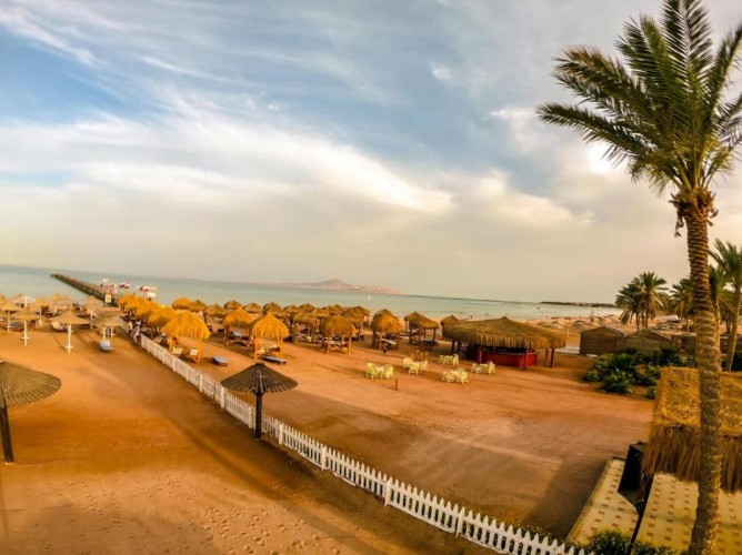 Royal Regency Club - Ultra All Inclusive - Royal Regency Club, vista della bellissima spiaggia di fine sabbia dorata, attrezzata con gazebo in legno dai tetti in paglia naturale.