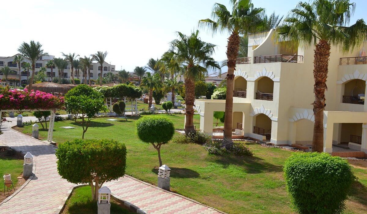 Royal Regency Club - Ultra All Inclusive - Le camere del Royal Regency Club, eleganti e ben arredate, sono circondate da giardini rigogliosi e viali curati.