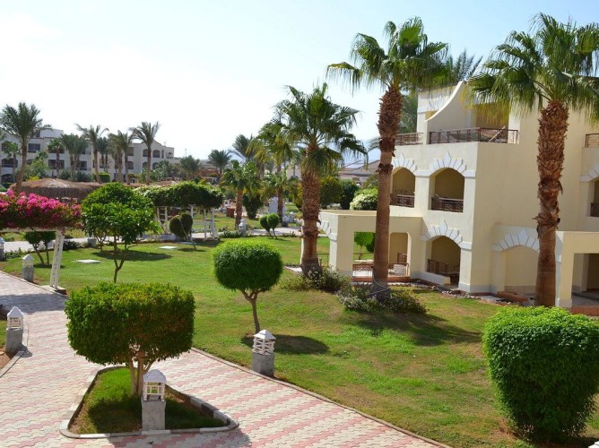 Royal Regency Club - Ultra All Inclusive - Le camere del Royal Regency Club, eleganti e ben arredate, sono circondate da giardini rigogliosi e viali curati.
