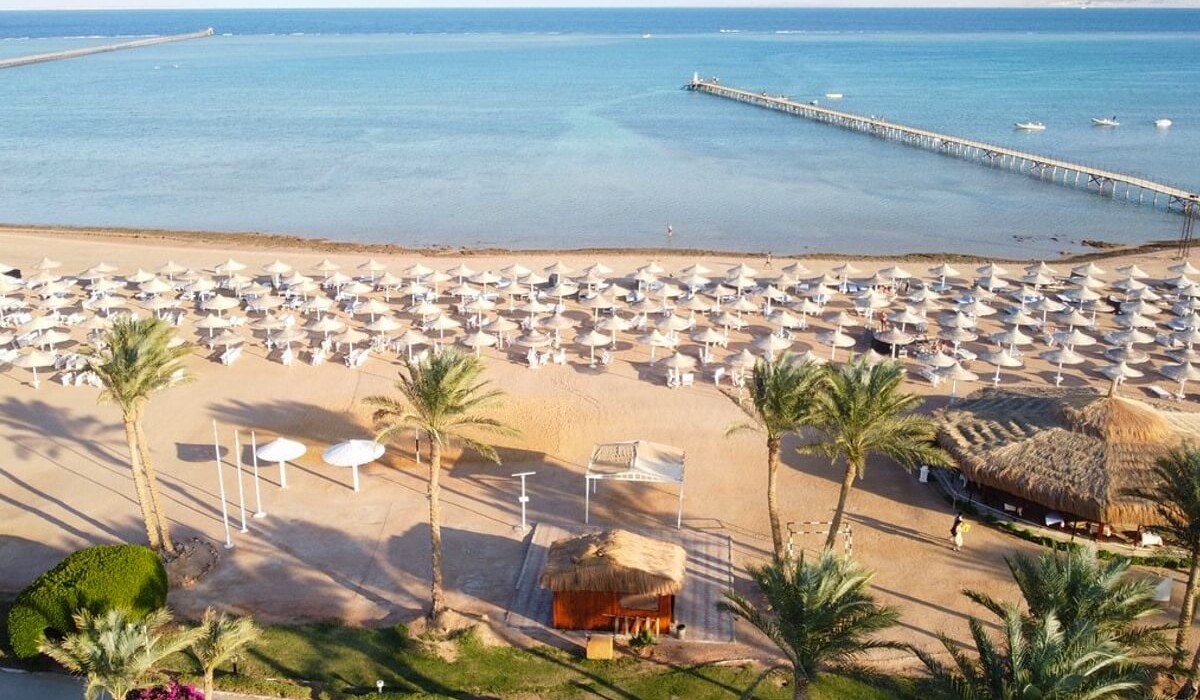 Royal Regency Club - Ultra All Inclusive - Veduta aerea della spiaggia del Royal Regency Club, caratterizzata da fine sabbia dorata e attrezzata con lettini e ombrelloni per il massimo comfort degli ospiti.