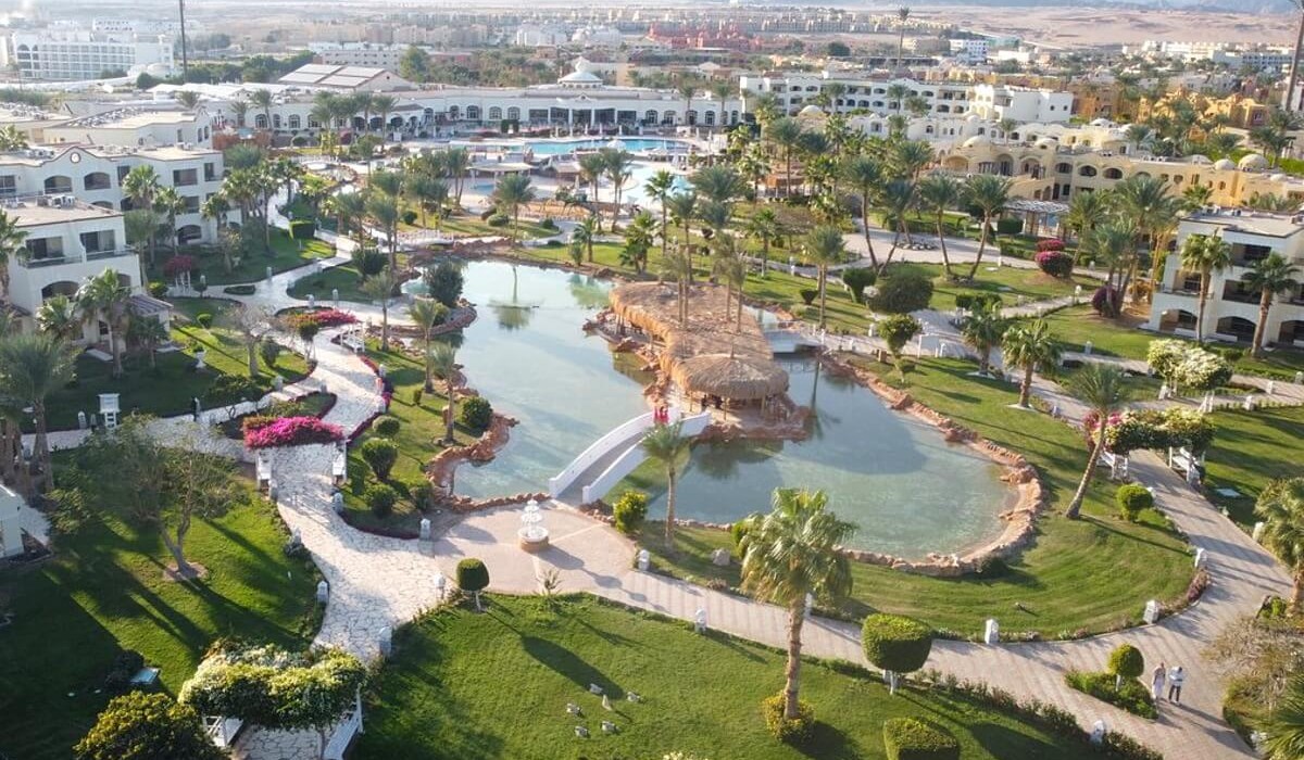 Royal Regency Club - Ultra All Inclusive - Veduta aerea dal drone del Royal Regency Club che mostra i viali ampi e curati, le piscine cristalline, i rigogliosi giardini ben mantenuti e la struttura elegante del resort.