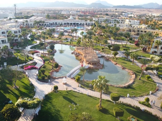Royal Regency Club - Ultra All Inclusive - Veduta aerea dal drone del Royal Regency Club che mostra i viali ampi e curati, le piscine cristalline, i rigogliosi giardini ben mantenuti e la struttura elegante del resort.