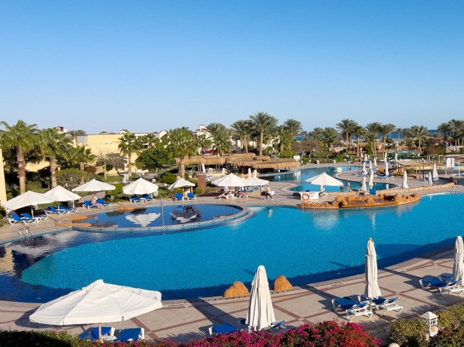 Royal Regency Club - Ultra All Inclusive - Royal Regency Club: vista sul parco piscine con zone relax per adulti e aree gioco sicure e divertenti per i più piccoli.