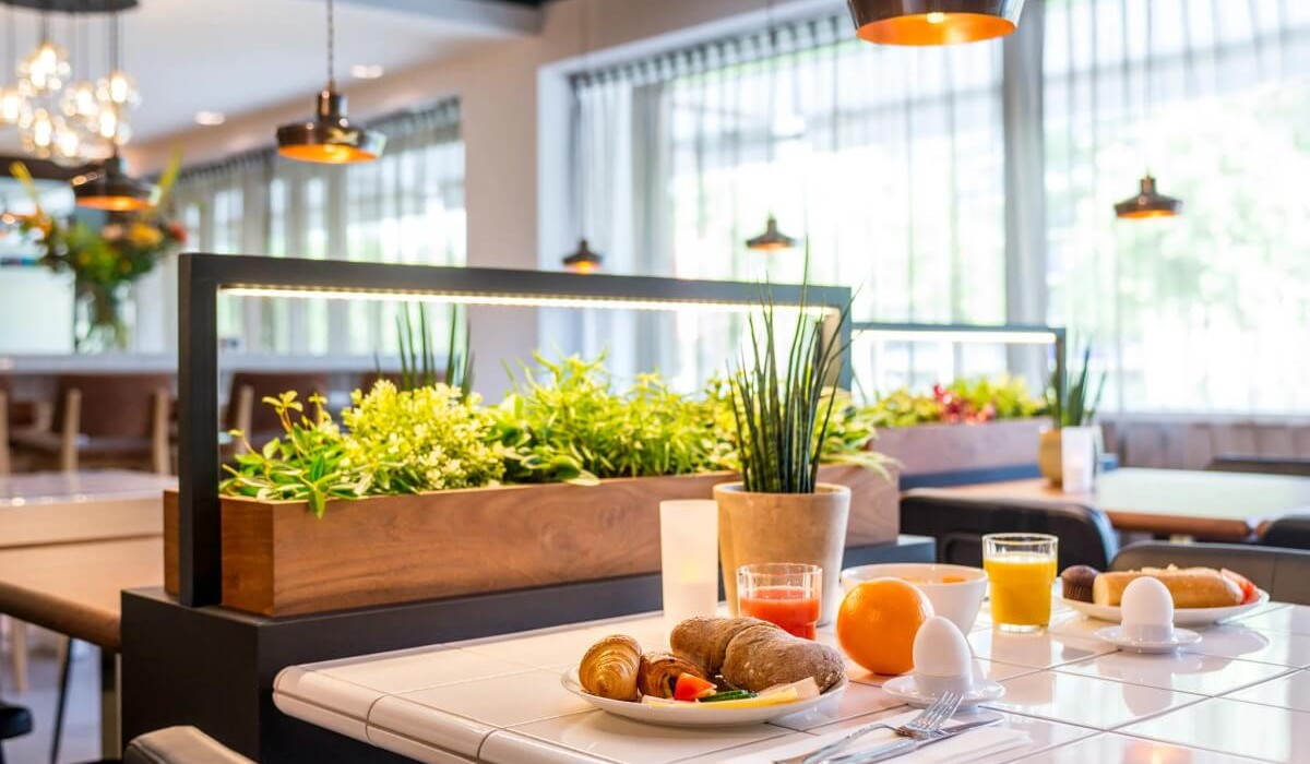 Adagio Amsterdam City South - La colazione è ampia e variegata, con opzioni calde e fredde. Include frutta fresca di stagione, dolci, uova preparate al momento, selezione di salumi e formaggi, oltre a bevande calde e fredde.