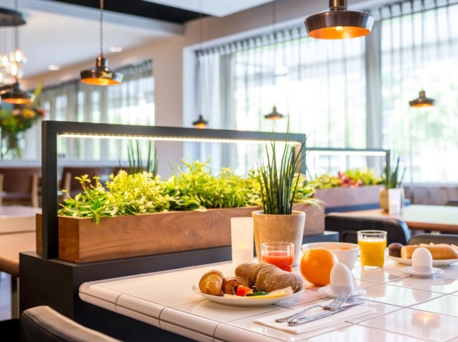 Adagio Amsterdam City South - La colazione è ampia e variegata, con opzioni calde e fredde. Include frutta fresca di stagione, dolci, uova preparate al momento, selezione di salumi e formaggi, oltre a bevande calde e fredde.