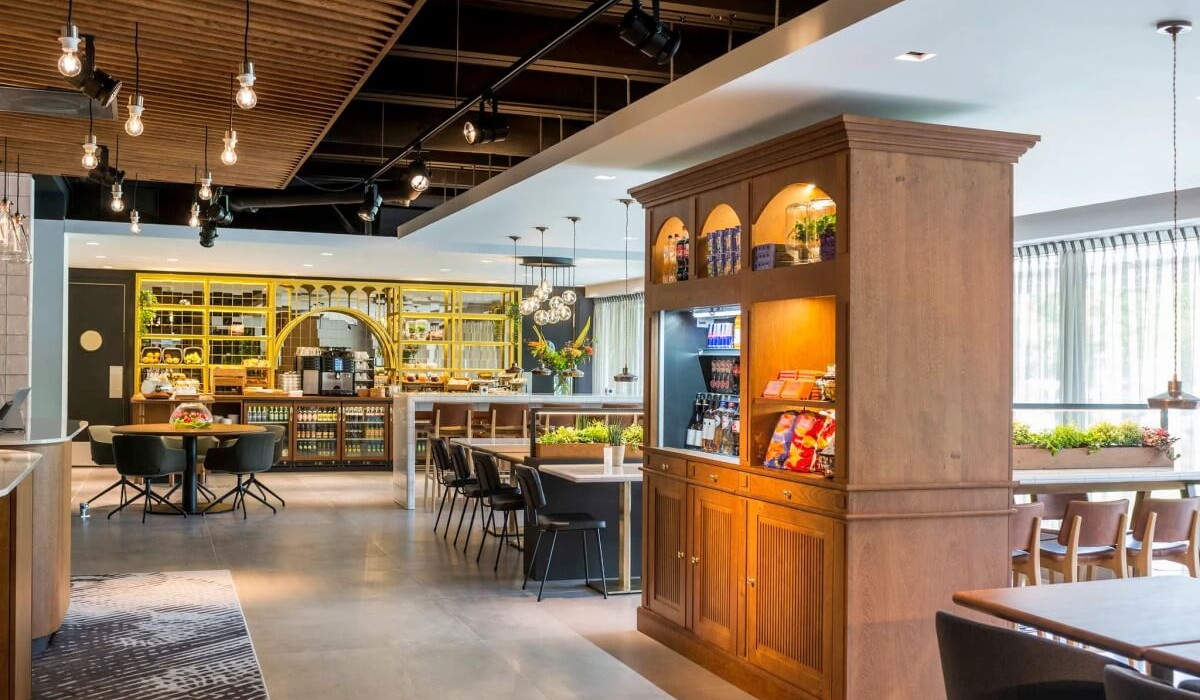 Adagio Amsterdam City South - La moderna sala colazioni è funzionale e offre un ampio buffet con frutta fresca, dolci, uova, salumi, formaggi e bevande. Opzioni senza lattosio disponibili su richiesta.