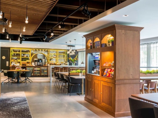 Adagio Amsterdam City South - La moderna sala colazioni è funzionale e offre un ampio buffet con frutta fresca, dolci, uova, salumi, formaggi e bevande. Opzioni senza lattosio disponibili su richiesta.