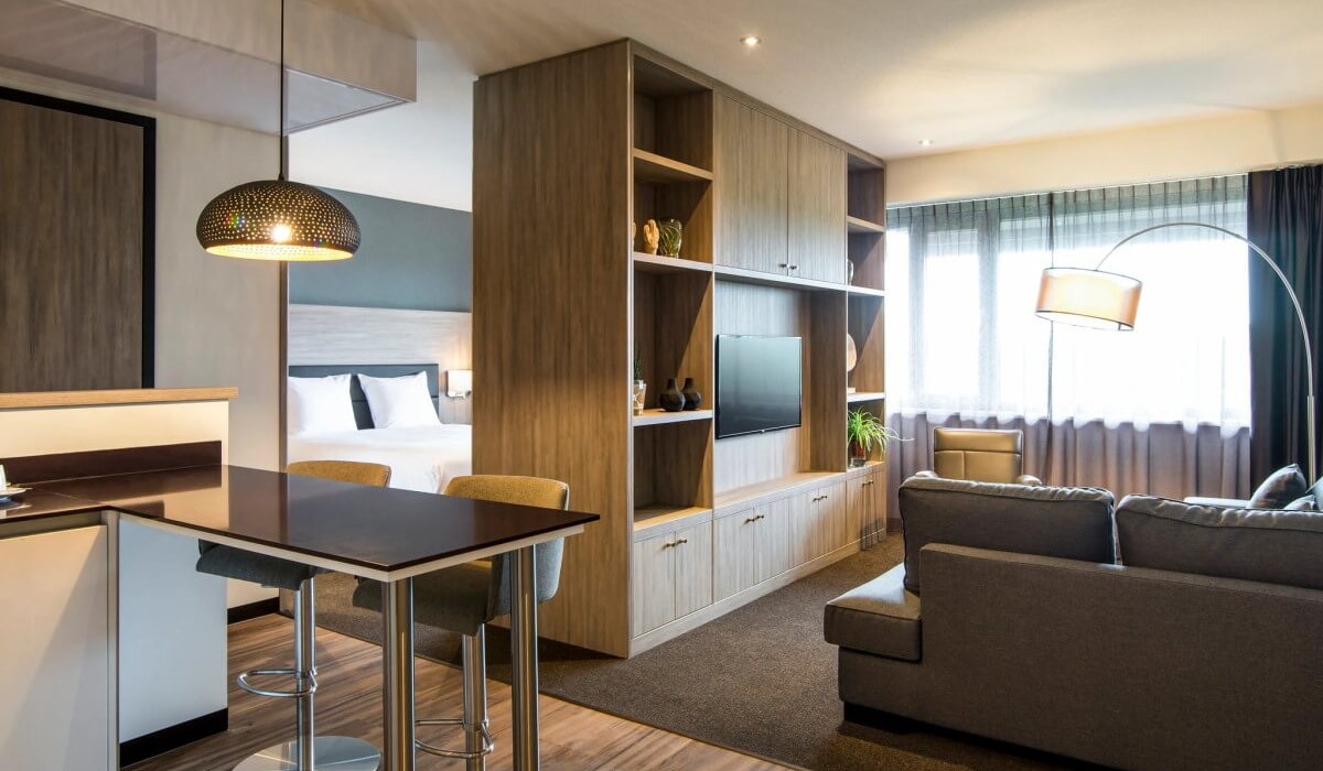 Adagio Amsterdam City South - Il Junior Apartment è perfetto per chi cerca comfort extra ad Amsterdam. Cucina attrezzata e elegante bancone bar per rilassarsi e cenare dopo una giornata in città.
