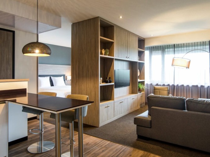 Adagio Amsterdam City South - Il Junior Apartment è perfetto per chi cerca comfort extra ad Amsterdam. Cucina attrezzata e elegante bancone bar per rilassarsi e cenare dopo una giornata in città.