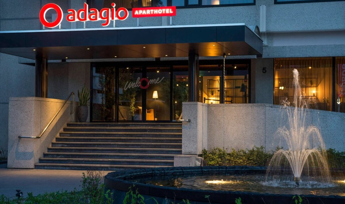Adagio Amsterdam City South - L’ingresso dell’Aparthotel Adagio Amsterdam City South, moderno e funzionale, accoglie con interni spaziosi, luminosi e arredati con gusto, in perfetta armonia con lo stile contemporaneo dell’edificio.