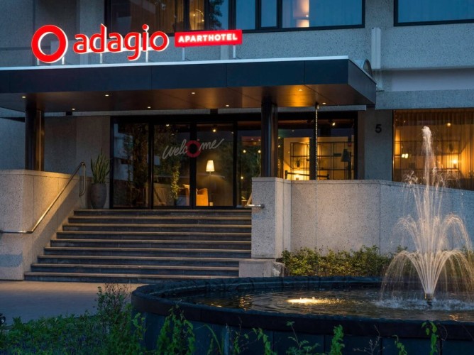 Adagio Amsterdam City South - L’ingresso dell’Aparthotel Adagio Amsterdam City South, moderno e funzionale, accoglie con interni spaziosi, luminosi e arredati con gusto, in perfetta armonia con lo stile contemporaneo dell’edificio.