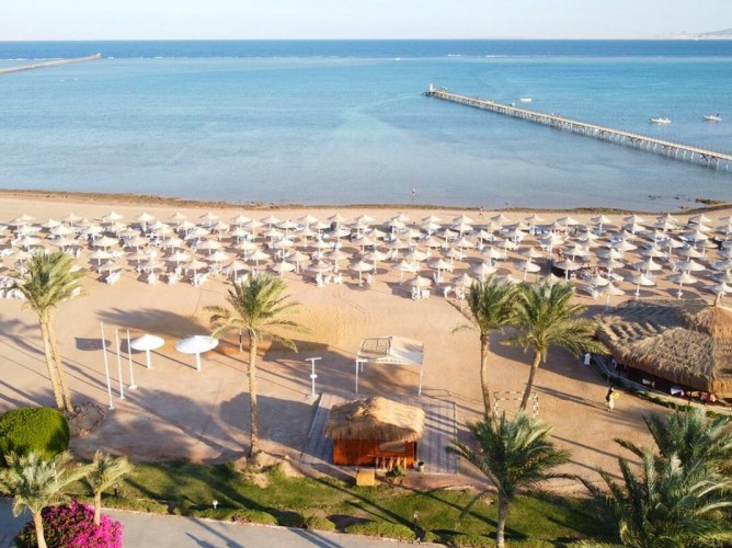 Royal Regency Club - Ultra All Inclusive - Veduta aerea della spiaggia del Royal Regency Club, caratterizzata da fine sabbia dorata e attrezzata con lettini e ombrelloni per il massimo comfort degli ospiti.