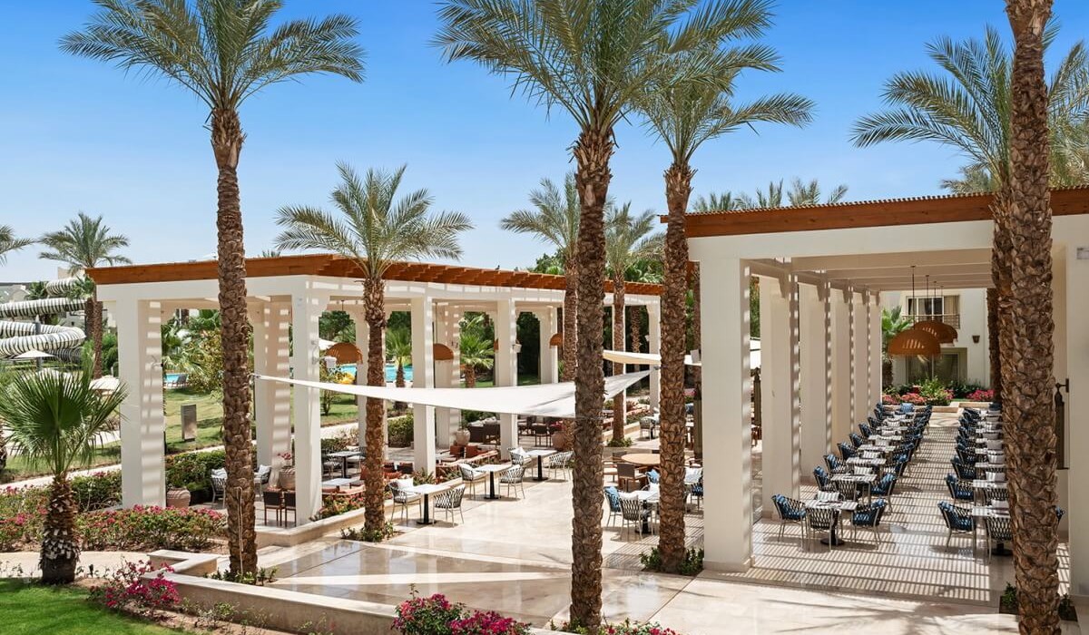 Swissôtel Sharm El Sheikh All Inclusive Collection - Esplora un’eclettica varietà di piatti internazionali al Food Court Aqua. Dalle insalate fresche e snack salati a deliziosi dessert, l’atmosfera vivace è perfetta per un pasto rapido ma soddisfacente.