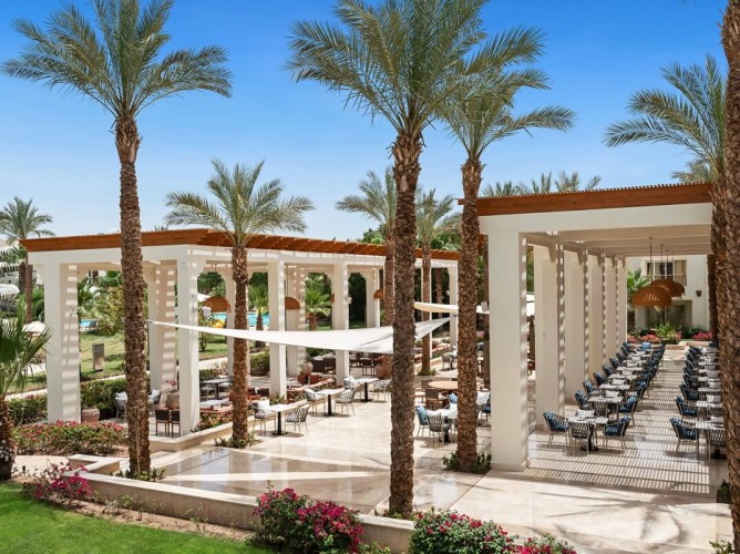Swissôtel Sharm El Sheikh All Inclusive Collection - Esplora un’eclettica varietà di piatti internazionali al Food Court Aqua. Dalle insalate fresche e snack salati a deliziosi dessert, l’atmosfera vivace è perfetta per un pasto rapido ma soddisfacente.