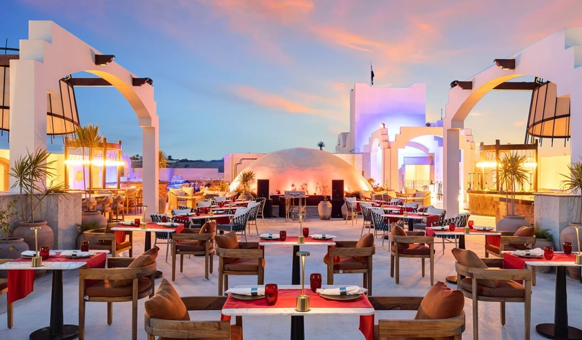 Swissôtel Sharm El Sheikh All Inclusive Collection - Lo Sky Lounge & Bar (aperto dalle 23:00 alle 01:30) è uno spazio esclusivo per soli adulti, con vista panoramica mozzafiato, dove gustare cucina asiatica raffinata e sushi in un ambiente elegante e rilassante.