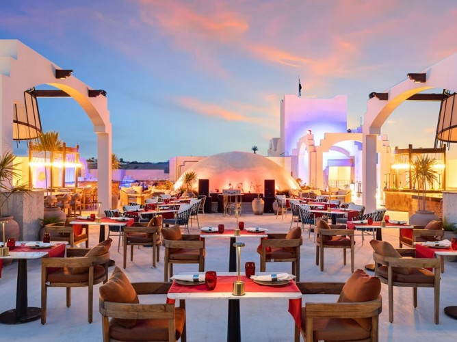 Swissôtel Sharm El Sheikh All Inclusive Collection - Lo Sky Lounge & Bar (aperto dalle 23:00 alle 01:30) è uno spazio esclusivo per soli adulti, con vista panoramica mozzafiato, dove gustare cucina asiatica raffinata e sushi in un ambiente elegante e rilassante.