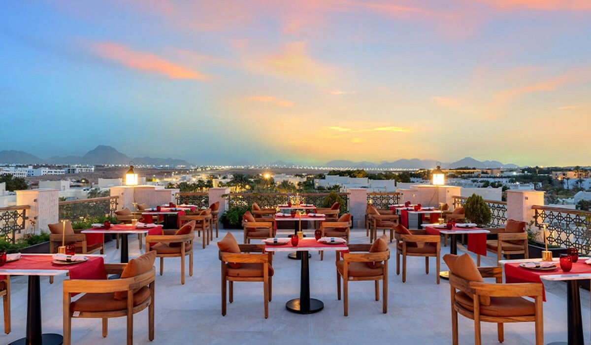 Swissôtel Sharm El Sheikh All Inclusive Collection - Al calar della sera, gusta drink al Sky Lounge Bar con DJ dal vivo, atmosfera chic e vista spettacolare, perfetto per cocktail o vino in un ambiente elegante e rilassante.