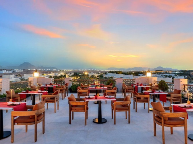 Swissôtel Sharm El Sheikh All Inclusive Collection - Al calar della sera, gusta drink al Sky Lounge Bar con DJ dal vivo, atmosfera chic e vista spettacolare, perfetto per cocktail o vino in un ambiente elegante e rilassante.