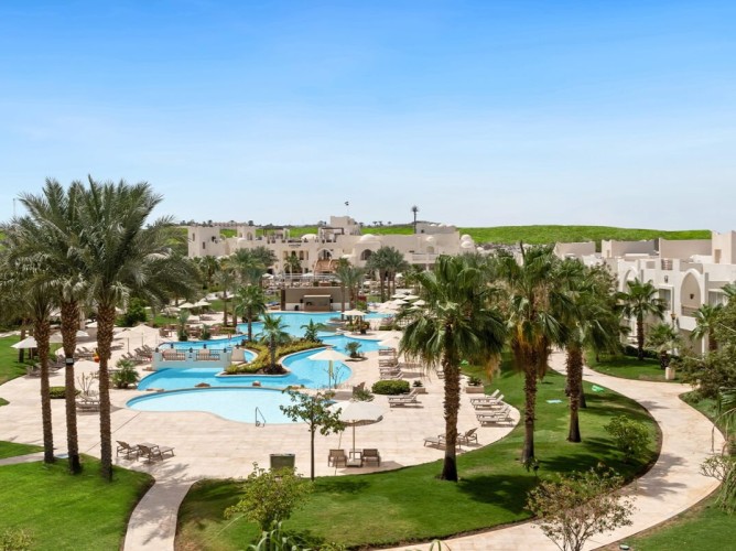 Swissôtel Sharm El Sheikh All Inclusive Collection - Le piscine del Swissôtel Sharm El Sheikh All Inclusive Collection offrono spazi ampi e scenografici, immerse in un giardino curato, ideali per relax e divertimento sotto il sole.