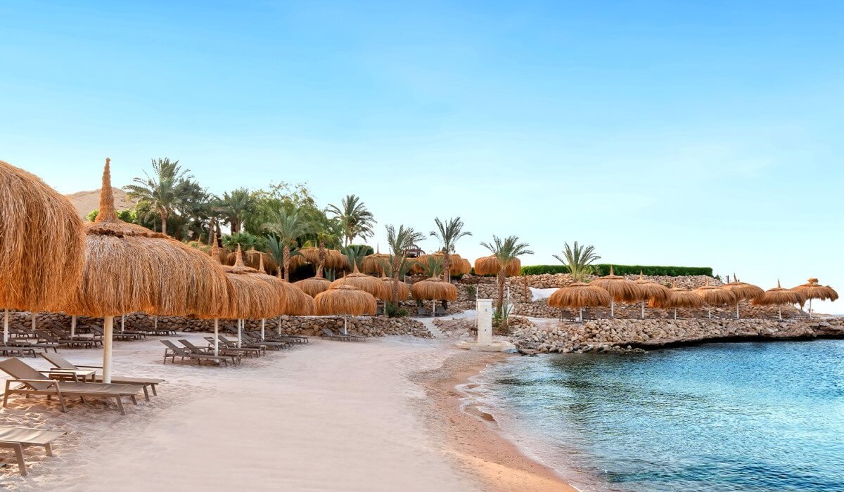Swissôtel Sharm El Sheikh All Inclusive Collection - La spiaggia privata dello Swissôtel Sharm El Sheikh All-Inclusive Collection si sviluppa su 100 metri di sabbia dorata, a soli 350 metri dall’area Aqua del resort è perfetta per nuotatori e amanti dello snorkeling.