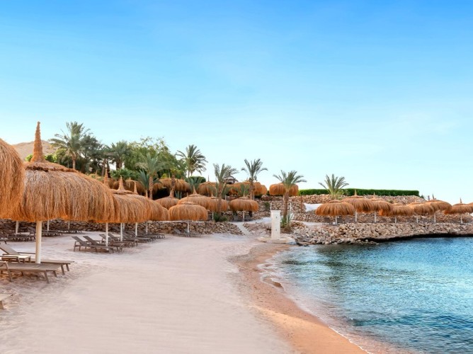 Swissôtel Sharm El Sheikh All Inclusive Collection - La spiaggia privata dello Swissôtel Sharm El Sheikh All-Inclusive Collection si sviluppa su 100 metri di sabbia dorata, a soli 350 metri dall’area Aqua del resort è perfetta per nuotatori e amanti dello snorkeling.