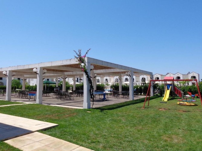 Villaggio Residence Blumare - Area ristoro e area giochi in giardino