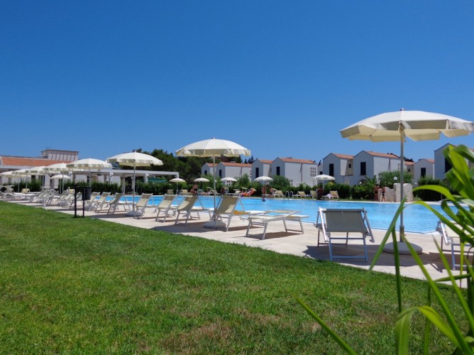 Villaggio Residence Blumare - Area solarium esterna a bordo piscina