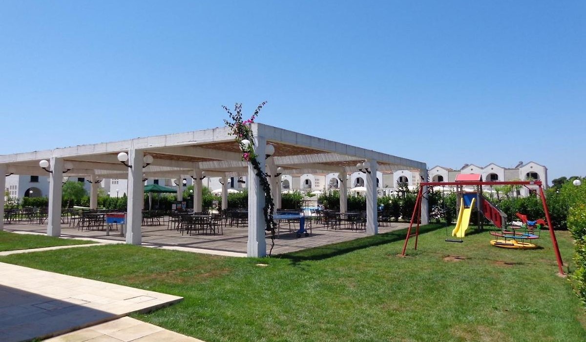 Villaggio Residence Blumare - Area ristoro e area giochi in giardino