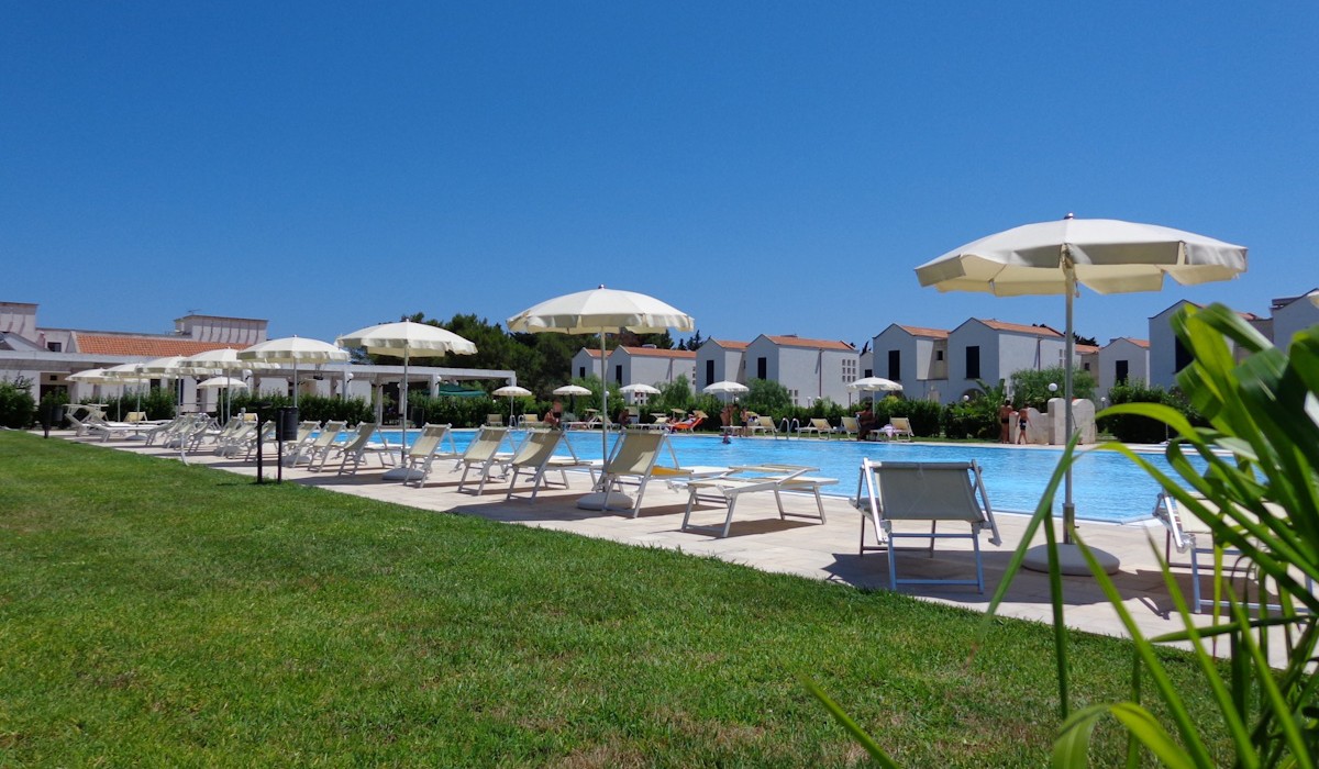 Villaggio Residence Blumare - Area solarium esterna a bordo piscina