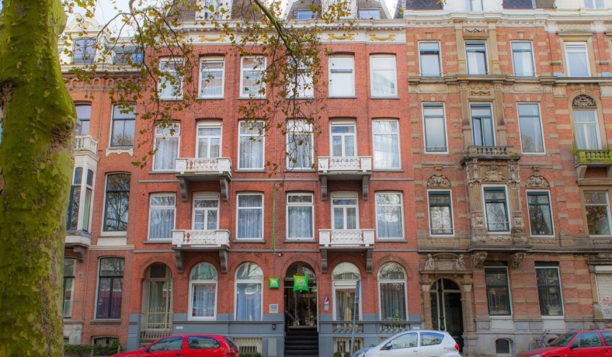 ibis Styles Amsterdam City - La sala colazioni dell’ibis Styles Amsterdam City è luminosa e accogliente, con arredi moderni e ampie finestre che affacciano sulla città. Offre un buffet vario e internazionale.