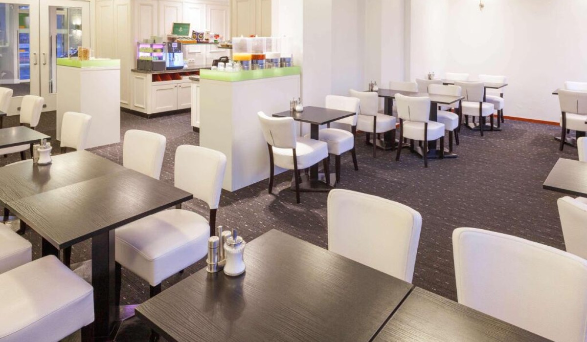 ibis Styles Amsterdam City - La sala colazioni dell’ibis Styles Amsterdam City è luminosa e accogliente, con arredi moderni e ampie finestre che affacciano sulla città. Offre un buffet vario e internazionale.