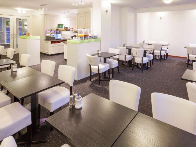 ibis Styles Amsterdam City - La sala colazioni dell’ibis Styles Amsterdam City è luminosa e accogliente, con arredi moderni e ampie finestre che affacciano sulla città. Offre un buffet vario e internazionale.