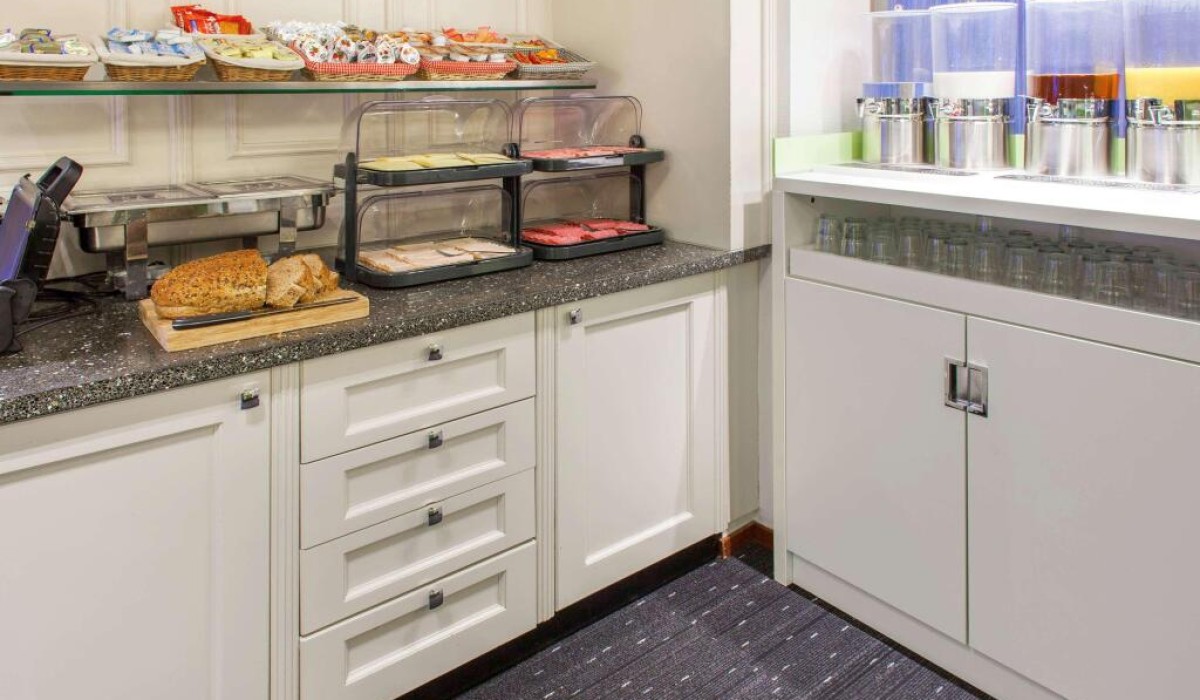 ibis Styles Amsterdam City - Il buffet offre pane fresco, croissant, formaggi, salumi, uova, cereali, frutta, yogurt, bevande calde e succhi. Disponibili anche opzioni vegetariane e senza glutine.