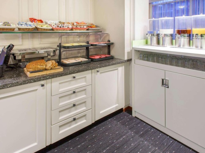 ibis Styles Amsterdam City - Il buffet offre pane fresco, croissant, formaggi, salumi, uova, cereali, frutta, yogurt, bevande calde e succhi. Disponibili anche opzioni vegetariane e senza glutine.