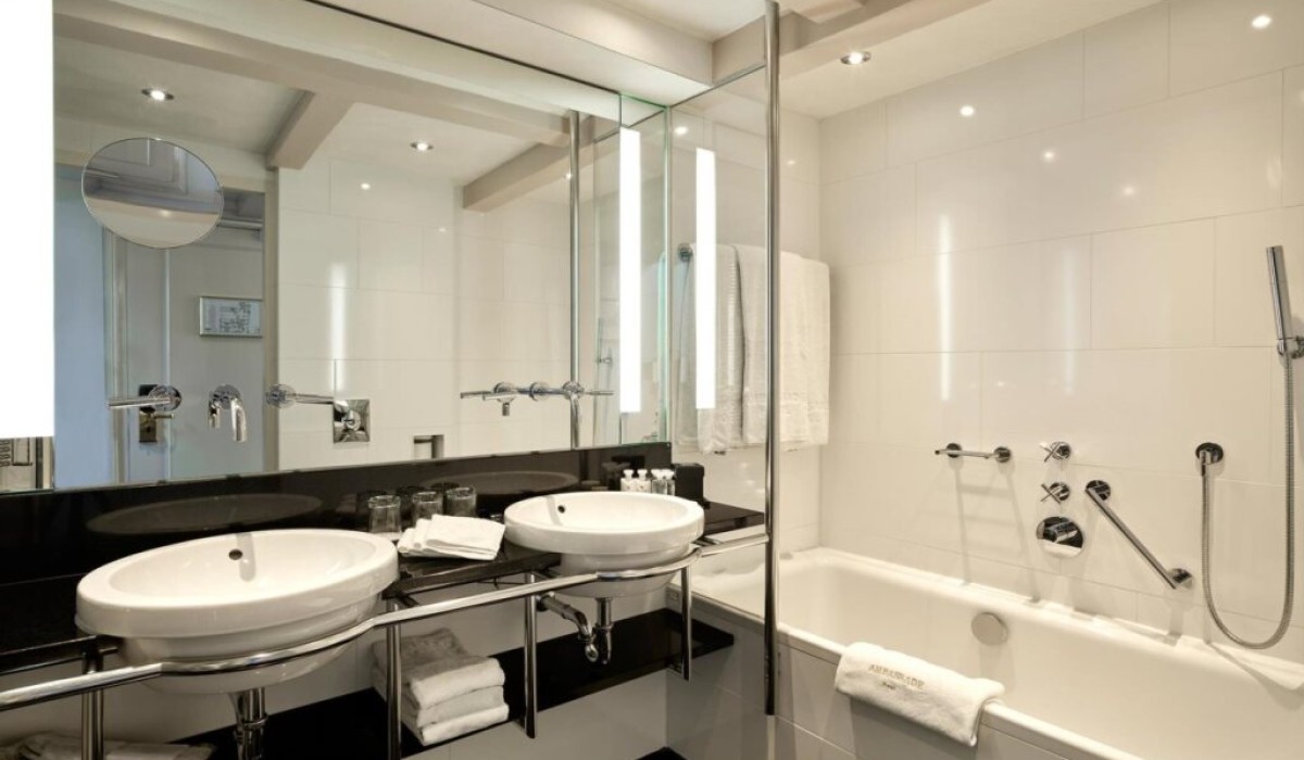 Ambassade Hotel - Immagine 10