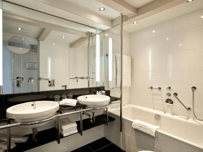 Ambassade Hotel - Immagine 10