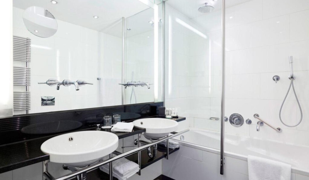 Ambassade Hotel - Immagine 9