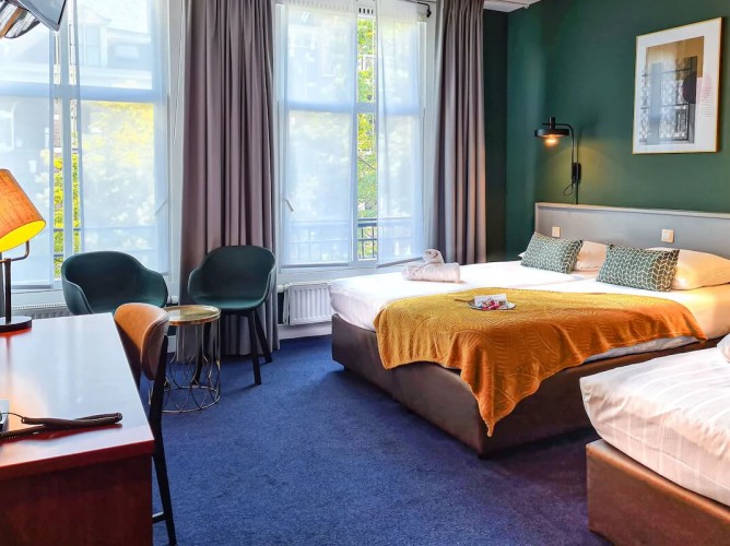 Hotel Alexander - Le camere triple dell’Hotel Alexander sono spaziose e funzionali, dotate di tre comodi letti, bagno privato, Wi-Fi gratuito e ideali per famiglie o piccoli gruppi.